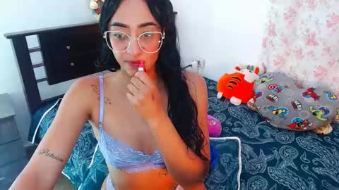 Snapshot of julieta_art1 chatting on December 23, 9:51 pm julieta art1 online show from December 23, 9:51 pm