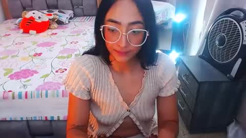 Snapshot of julieta_art1 chatting on February 6, 10:53 pm julieta art1 online show from February 6, 10:53 pm