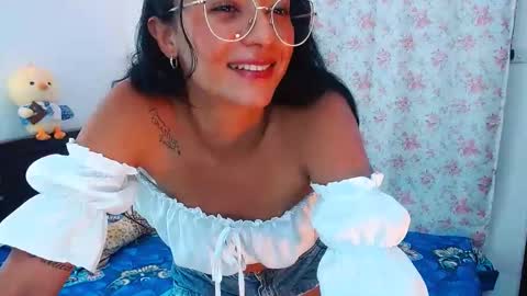 Snapshot of julieta_art1 chatting on December 6, 9:23 pm julieta art1 online show from December 6, 9:23 pm