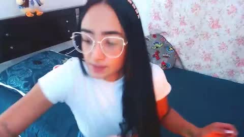 Snapshot of julieta_art1 chatting on December 30, 8:25 pm julieta art1 online show from December 30, 8:25 pm