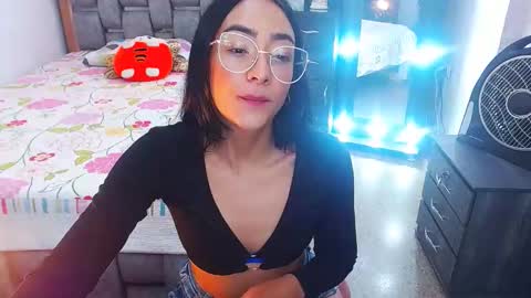 Snapshot of julieta_art1 chatting on February 13, 10:33 pm julieta art1 online show from February 13, 10:33 pm
