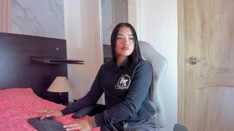 Snapshot of julieta_parker_ chatting on February 8, 12:06 pm Julieta online show from February 8, 12:06 pm