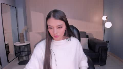 Juliette Moreau online show from April 3, 8:18 pm