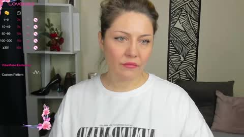 Snapshot of jully_rox chatting on December 9, 2:02 am Jully online show from December 9, 2:02 am