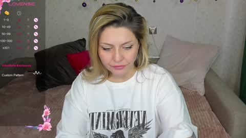 Snapshot of jully_rox chatting on December 13, 8:10 am Jully online show from December 13, 8:10 am