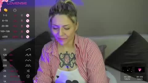 Snapshot of jully_rox chatting on February 9, 10:09 am Jully online show from February 9, 10:09 am