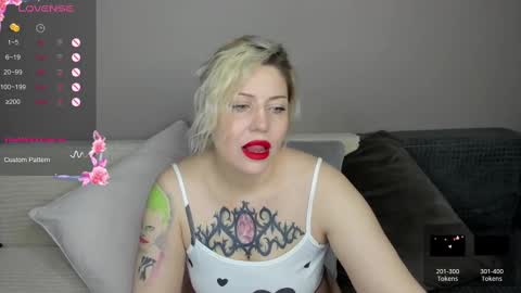 Snapshot of jully_rox chatting on February 12, 3:07 am Jully online show from February 12, 3:07 am