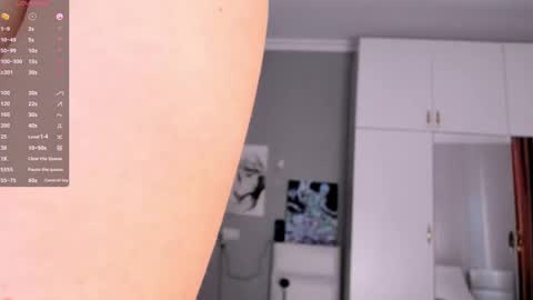 Snapshot of july_slowdive chatting on December 6, 11:11 am Julie online show from December 6, 11:11 am