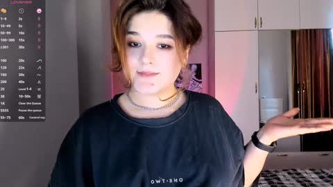 Snapshot of july_slowdive chatting on February 6, 11:31 am Julie online show from February 6, 11:31 am