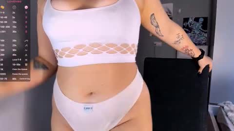 Snapshot of july_slowdive chatting on December 13, 12:28 pm Julie online show from December 13, 12:28 pm