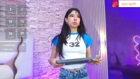 Snapshot of juno_tay chatting on October 3, 7:52 pm JUNO online show from October 3, 7:52 pm