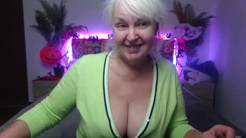 Snapshot of kamaliasim chatting on October 31, 7:40 pm KamaliaSim online show from October 31, 7:40 pm