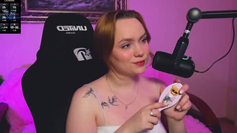 Snapshot of kari_lunna chatting on December 8, 3:32 am Karoline online show from December 8, 3:32 am