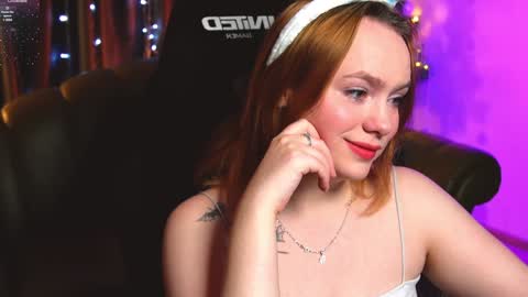 Snapshot of kari_lunna chatting on December 25, 3:18 am Karoline online show from December 25, 3:18 am