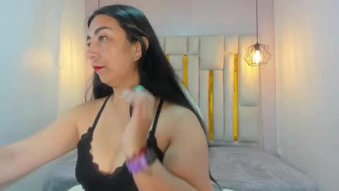 Snapshot of karla_hernandez chatting on February 6, 10:47 am Karla  online show from February 6, 10:47 am