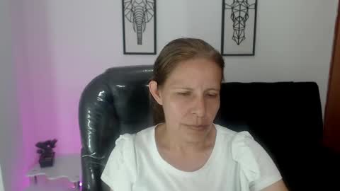 Snapshot of karlye_hot chatting on February 18, 5:42 am KARLYE online show from February 18, 5:42 am