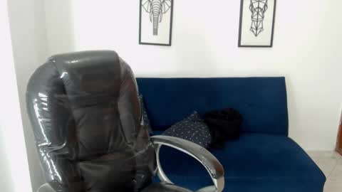 Snapshot of karlye_hot chatting on December 6, 4:14 am KARLYE online show from December 6, 4:14 am