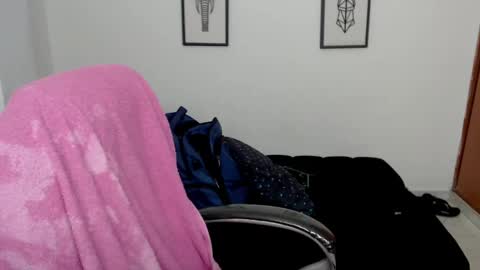 Snapshot of karlye_hot chatting on December 28, 2:11 am KARLYE online show from December 28, 2:11 am