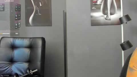 Snapshot of karlyjons_ chatting on October 15, 5:37 pm online show from October 15, 5:37 pm