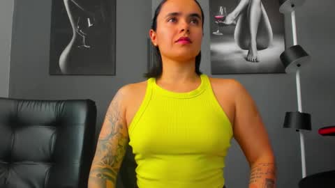 Snapshot of karlyjons_ chatting on November 1, 5:50 pm online show from November 1, 5:50 pm