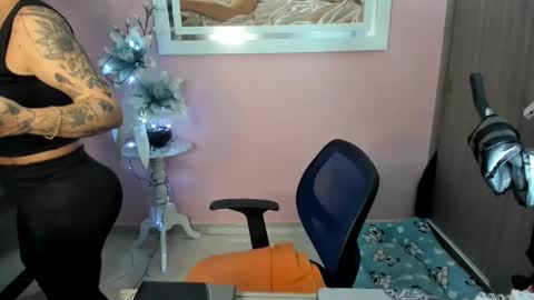 Snapshot of karol_milf__ chatting on February 16, 12:43 am kAROL MILF online show from February 16, 12:43 am