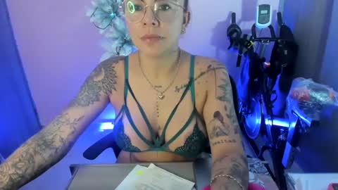 Snapshot of karol_milf__ chatting on December 19, 1:18 am kAROL MILF online show from December 19, 1:18 am