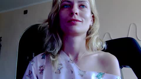 Snapshot of karoline121 chatting on October 17, 6:27 am karoline121 online show from October 17, 6:27 am