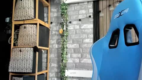 Snapshot of karoline121 chatting on October 22, 9:47 am karoline121 online show from October 22, 9:47 am