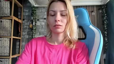 Snapshot of karoline121 chatting on September 26, 8:01 am karoline121 online show from September 26, 8:01 am