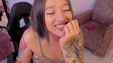 Alicia online show from April 18, 7:07 pm