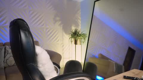  Kate Owens  online show from February 4, 9:49 am