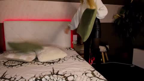 KateOwyns online show from December 5, 1:06 pm