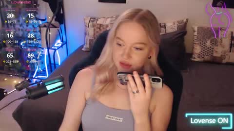 Snapshot of katerinaxvold chatting on October 23, 12:27 am Lisa online show from October 23, 12:27 am