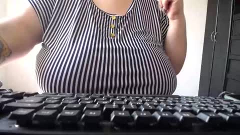 Snapshot of kathybigboobsbbw_ chatting on December 25, 3:17 pm KathyWelcome my rooomLovense is active my orgasms in your handsGive me more pleasure a PVT is open PVT online show from December 25, 3:17 pm