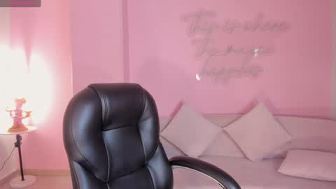 Snapshot of katiestonne chatting on December 29, 3:11 am Kate Stonne online show from December 29, 3:11 am