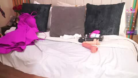 Snapshot of katlyn_martins chatting on October 18, 7:04 pm K A T L Y N  online show from October 18, 7:04 pm