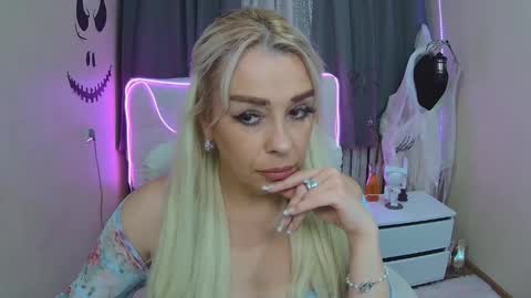 Snapshot of katrinacharm chatting on October 12, 1:57 pm katrinacharm online show from October 12, 1:57 pm