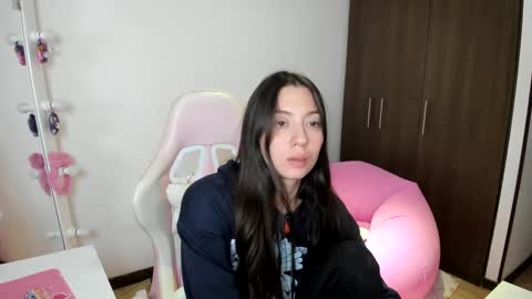 Snapshot of katrinrosex chatting on December 3, 12:44 am Katrin online show from December 3, 12:44 am