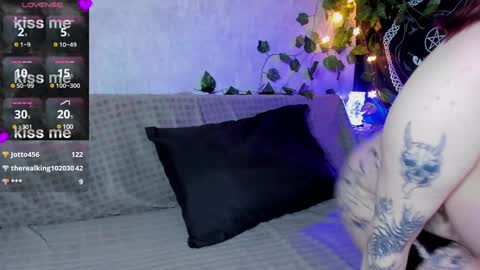 Mia online show from December 24, 8:00 am