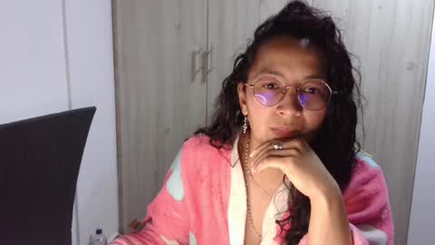 Snapshot of kawit1 chatting on December 15, 10:39 am Khawit online show from December 15, 10:39 am
