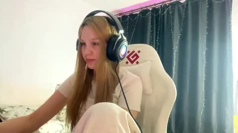 Amia online show from April 6, 6:20 pm