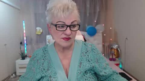 Snapshot of kaylesmoll chatting on October 7, 6:45 pm kaylesmoll online show from October 7, 6:45 pm