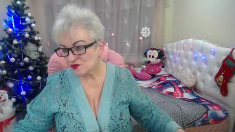 kaylesmoll online show from December 19, 8:23 pm