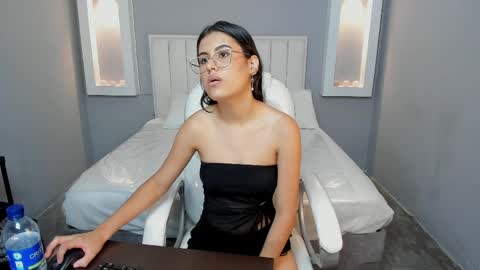 Keily Bennet online show from April 5, 8:08 pm