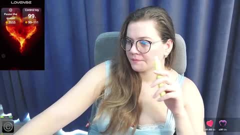 Snapshot of kellielowie chatting on March 4, 8:13 am kellielowie online show from March 4, 8:13 am