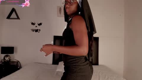 kentha_mitchells online show from October 31, 11:36 am