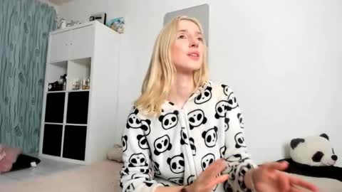 Snapshot of kenziedawton chatting on October 16, 7:00 am Kenzie online show from October 16, 7:00 am