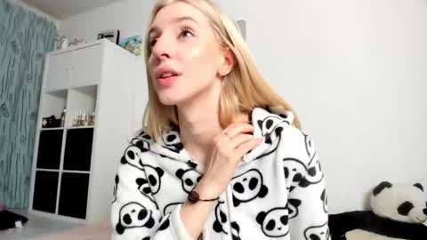 Snapshot of kenziedawton chatting on October 26, 4:30 am Kenzie online show from October 26, 4:30 am