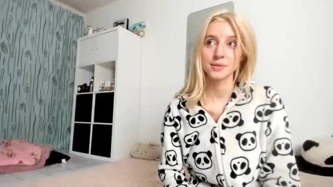 Snapshot of kenziedawton chatting on October 6, 8:02 pm Kenzie online show from October 6, 8:02 pm