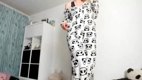 Snapshot of kenziedawton chatting on October 9, 6:17 am Kenzie online show from October 9, 6:17 am